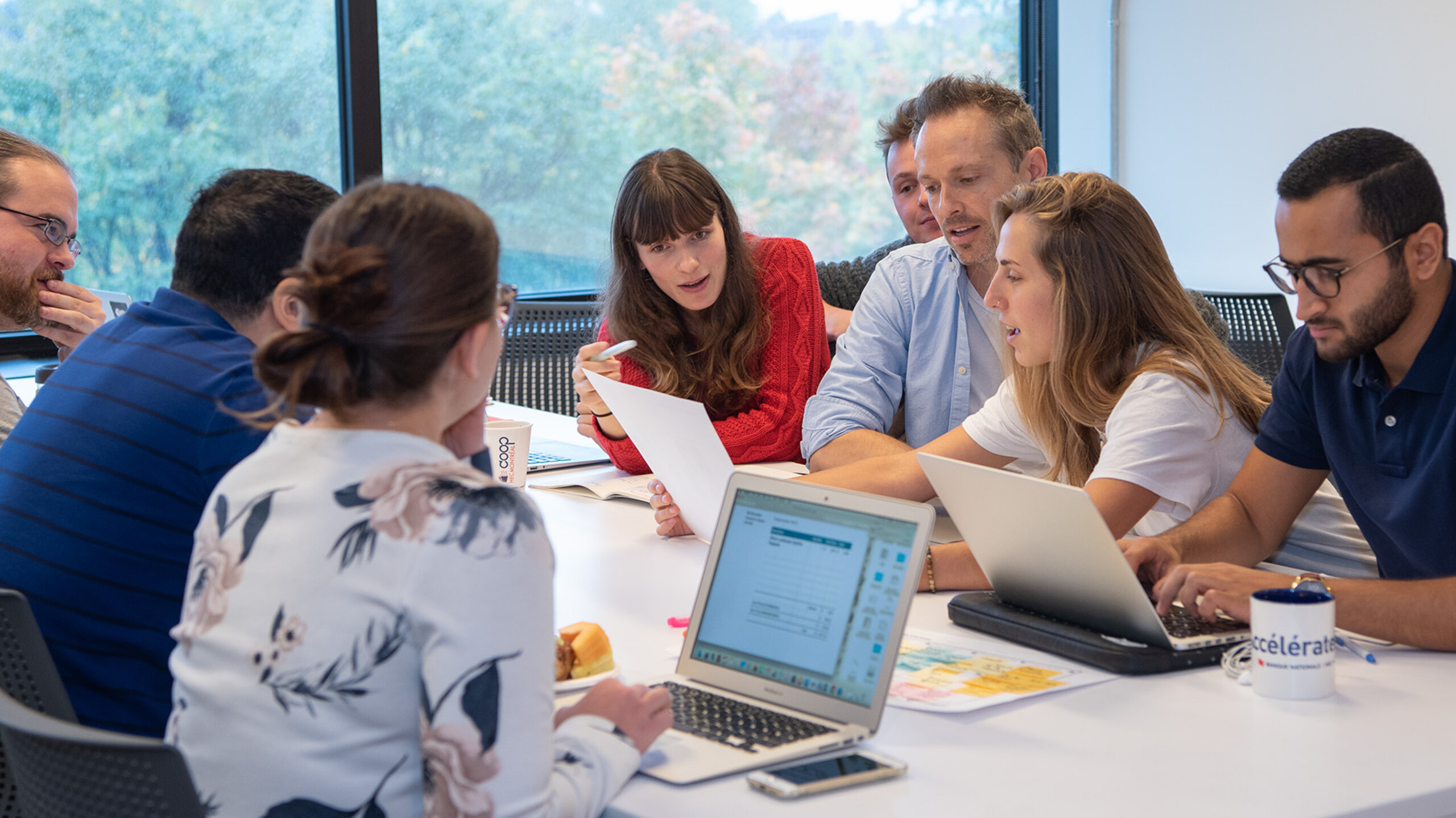 Entrepreneur(e)s du programme de croissance de l'Accélérateur échangeant dans un espace de travail collaboratif.