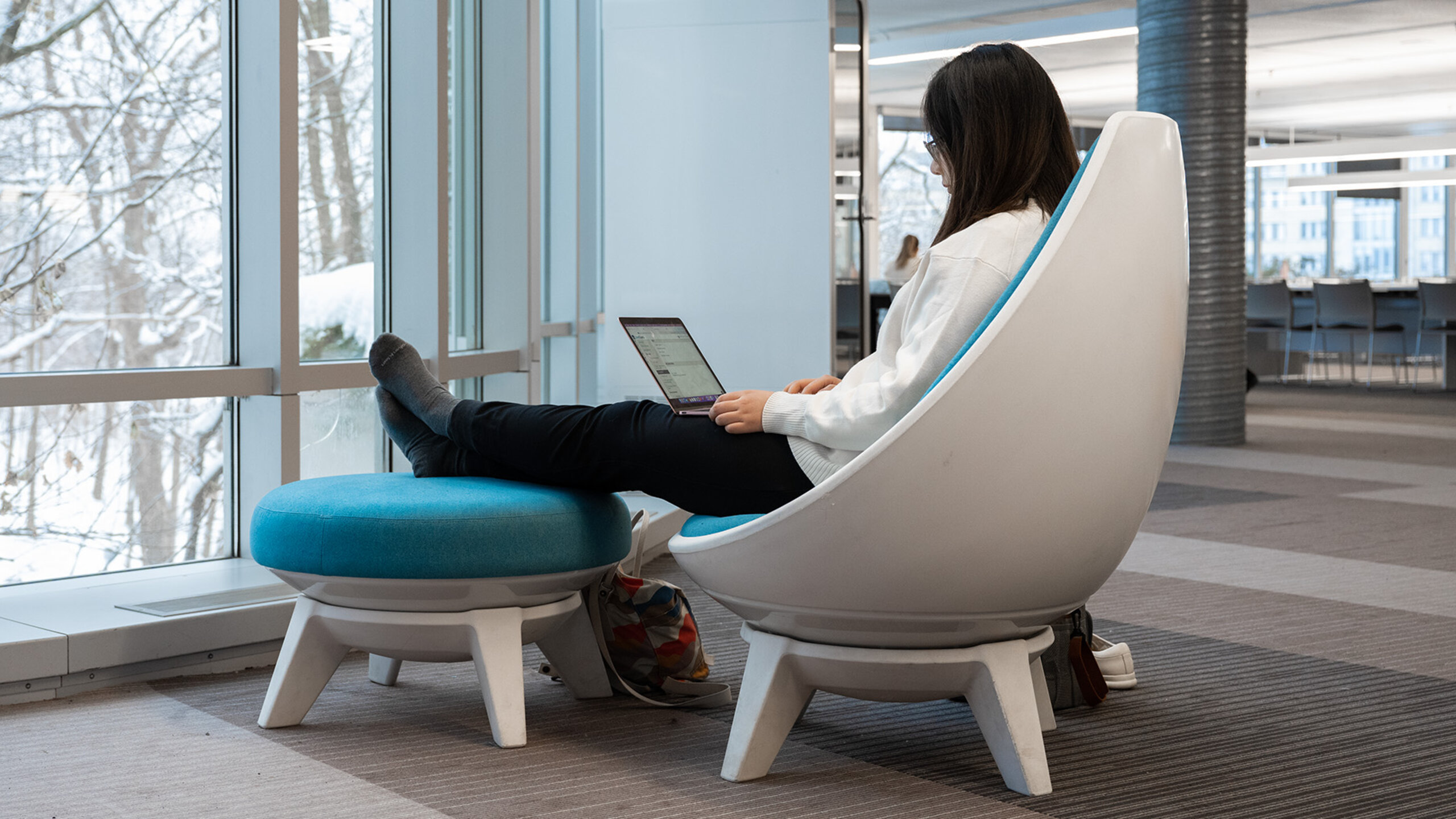 Une étudiante travaille dans un des espaces réservés au bien-être à la bibliothèque de HEC Montréal.