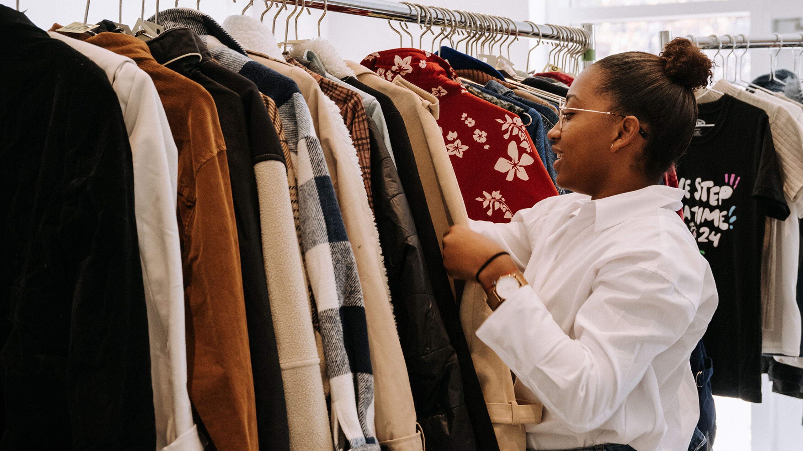 Des membres de la communauté HEC Montréal font des achats à la friperie étudiante annuelle.
