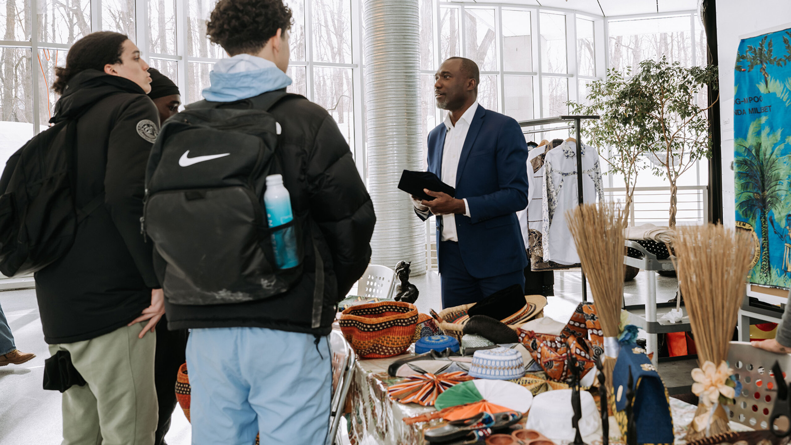 Un employé fait une présentation à des étudiants lors du Mois de l'Histoire des Noirs.